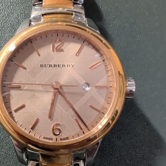 Two-Tone Watch with Patterned Dial Burberry - Picture 2 of 2